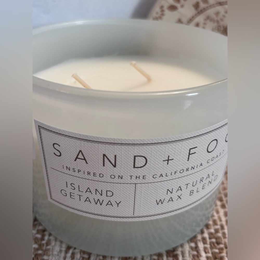 Island Getaway Sand & Fog Candle - Picture 2 of 4